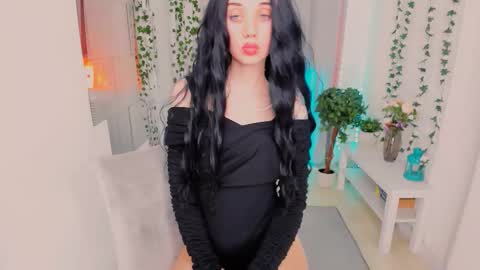 Holly online show from November 19, 2025, 4:29 pm