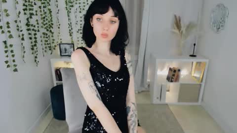 Holly online show from November 23, 2025, 3:56 pm