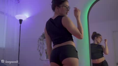 honeeeey_ online show from September 15, 2025, 10:32 pm