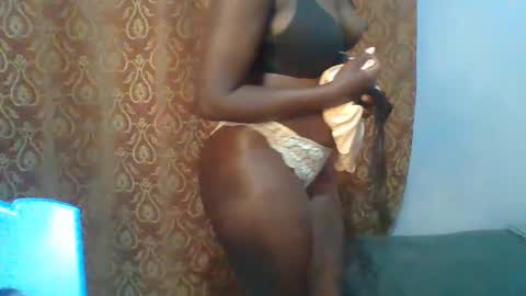 Snapshot of honey_beb chatting on January 6, 2026, 5:38 pm honey_beb online show from January 6, 2026, 5:38 pm