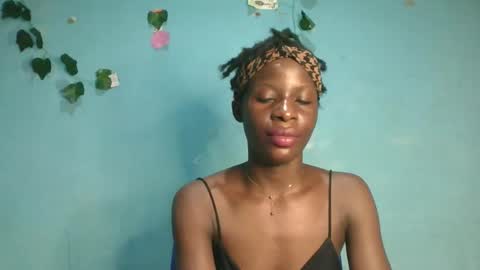 Snapshot of honey_bug2 chatting on April 18, 2026, 8:20 pm Queen online show from April 18, 2026, 8:20 pm