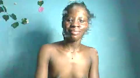 Snapshot of honey_bug2 chatting on May 12, 2026, 5:26 am Queen online show from May 12, 2026, 5:26 am
