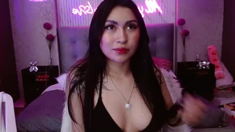 honey_doll_x online show from May 12, 2026, 8:33 am