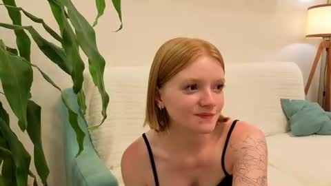 Snapshot of honey_l chatting on July 6, 2026, 7:49 am honey_l online show from July 6, 2026, 7:49 am