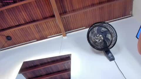 Im Isbel online show from October 6, 2025, 11:07 am