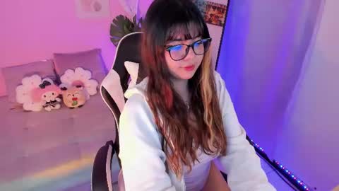 Snapshot of honey_m0on chatting on June 30, 2026, 7:04 pm Milenka online show from June 30, 2026, 7:04 pm