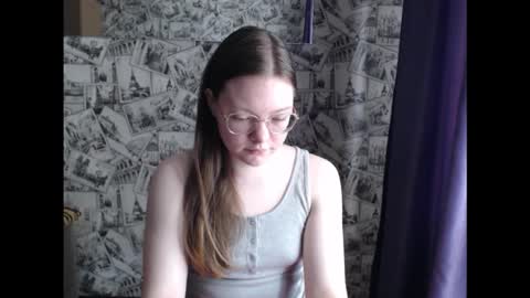 Snapshot of honey_mood chatting on October 8, 2025, 8:56 am Lina online show from October 8, 2025, 8:56 am
