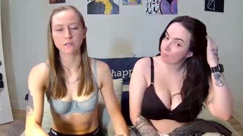 Snapshot of honeybeexx69 chatting on June 3, 2026, 12:24 am HoneyBeeXx69 online show from June 3, 2026, 12:24 am