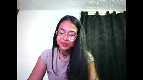 Snapshot of honeyblue1233 chatting on March 15, 2026, 12:05 am honeyblue1233 online show from March 15, 2026, 12:05 am