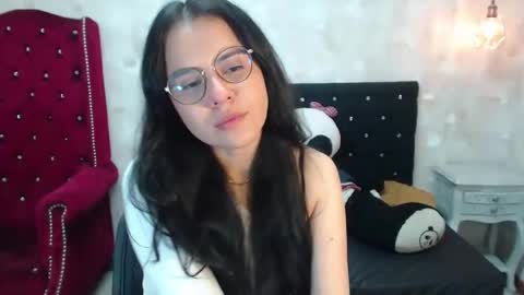 Snapshot of honeybuu_ chatting on May 2, 2026, 2:55 pm Emily online show from May 2, 2026, 2:55 pm
