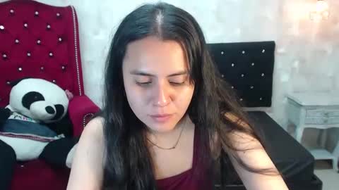 Snapshot of honeybuu_ chatting on May 6, 2026, 3:17 pm Emily online show from May 6, 2026, 3:17 pm
