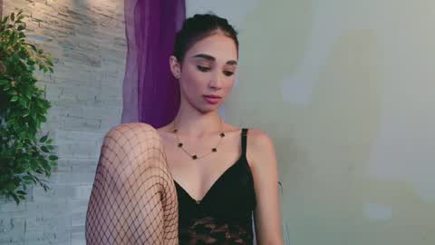 Snapshot of honeydrop_ chatting on June 8, 2026, 1:28 am Selena online show from June 8, 2026, 1:28 am
