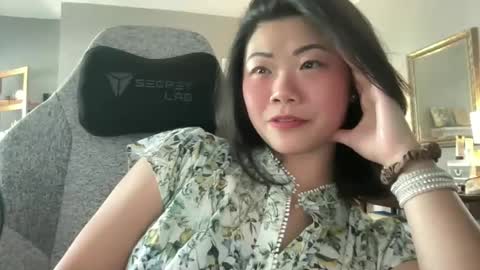 Snapshot of honeysunshineneko chatting on April 10, 2026, 7:51 pm HoneySunshineNeko online show from April 10, 2026, 7:51 pm