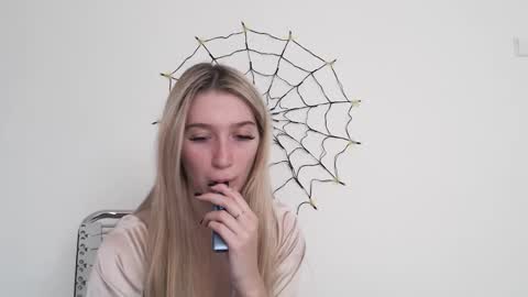 honeyveil online show from October 23, 2025, 12:15 pm