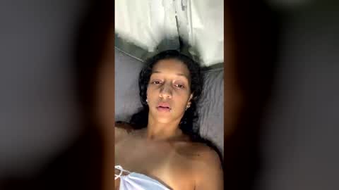 Snapshot of honeyxgirl chatting on January 7, 2026, 12:24 am honeyxgirl online show from January 7, 2026, 12:24 am