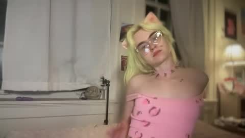 Emi Rose online show from October 27, 2025, 5:00 am