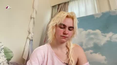 Snapshot of honeyxlimbed chatting on June 4, 2026, 9:10 pm Emi Rose online show from June 4, 2026, 9:10 pm