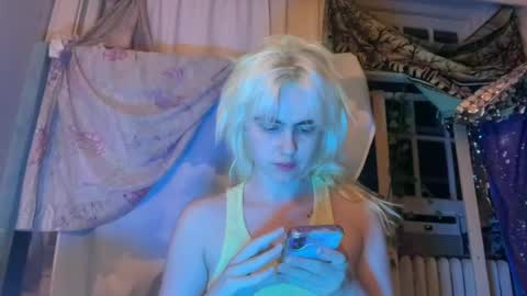 Snapshot of honeyxlimbed chatting on July 15, 2026, 6:18 am Emi Rose online show from July 15, 2026, 6:18 am