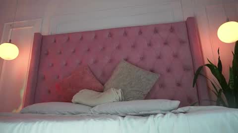 Honey Moon  Help me to reach 100 thumbs up online show from April 15, 2026, 7:32 pm