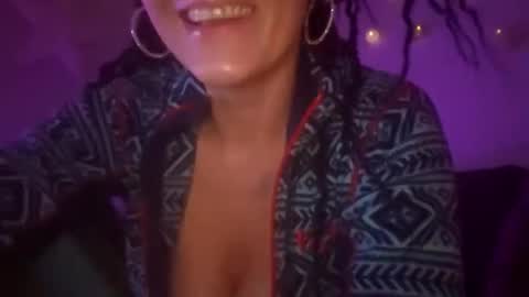 Snapshot of horneymomnextdoor chatting on April 5, 2026, 8:39 pm horneymomnextdoor online show from April 5, 2026, 8:39 pm