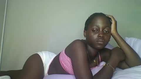 Snapshot of hornybella4 chatting on October 30, 2025, 6:04 am Bella online show from October 30, 2025, 6:04 am