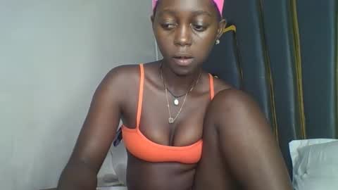 Snapshot of hornybella84 chatting on November 17, 2025, 5:57 am Bella online show from November 17, 2025, 5:57 am