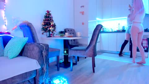 Alex and Rosie online show from December 22, 2024, 10:04 pm