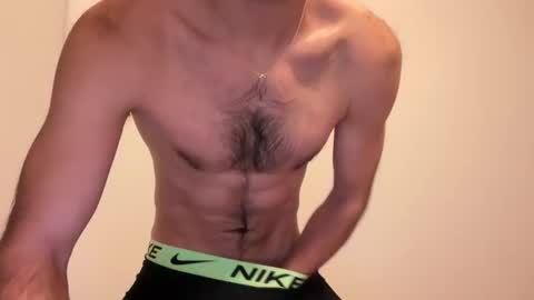hot_men_athlete online show from January 8, 2026, 9:55 am