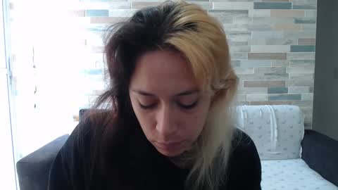 Mia online show from September 29, 2025, 2:33 pm