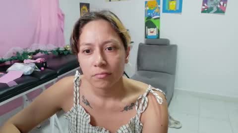 Snapshot of hot_mommymia chatting on December 2, 2025, 7:09 pm Mia online show from December 2, 2025, 7:09 pm