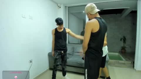 Vanesa Oliver and Andrew online show from November 22, 2025, 3:05 am