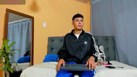 hot_twinks83 online show from March 6, 2025, 10:30 am