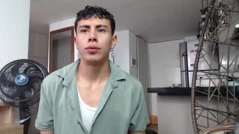 hot_twinks83 online show from September 19, 2025, 12:28 pm
