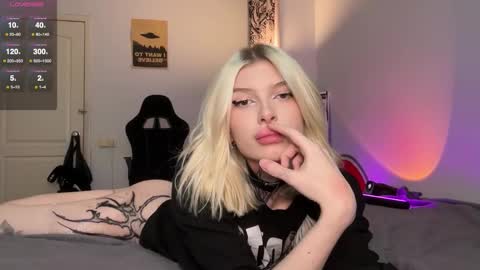 hotchubently online show from November 9, 2025, 8:01 am