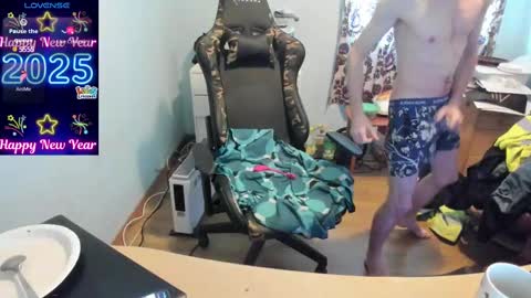 hot online show from March 9, 2025, 4:44 pm