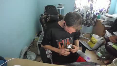 hot online show from October 17, 2025, 1:35 pm