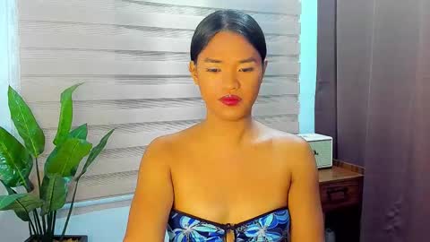 Maxine online show from September 16, 2025, 1:23 pm