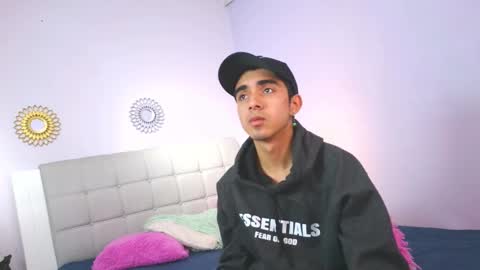 hottiie_guy online show from November 5, 2025, 5:46 pm