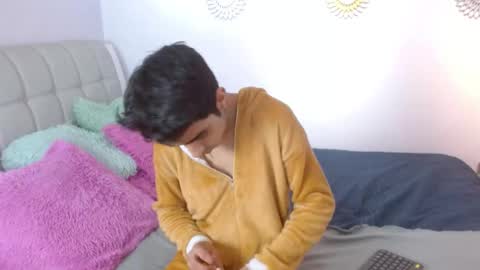 hottiie_guy online show from November 15, 2025, 6:04 pm