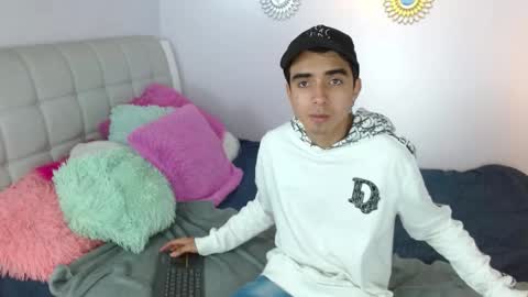 hottiie_guy online show from November 22, 2025, 12:15 pm