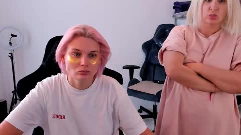 Nessie and Jessie online show from October 4, 2025, 10:02 am