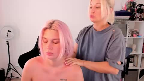 Nessie and Jessie online show from October 10, 2025, 10:03 am