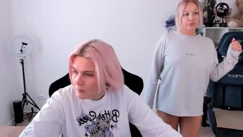 Nessie and Jessie online show from October 18, 2025, 10:16 am