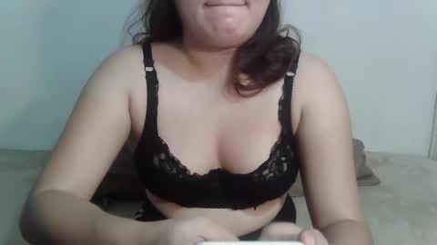 Snapshot of hotzarieyahxx chatting on May 17, 2026, 8:05 pm Zarie online show from May 17, 2026, 8:05 pm