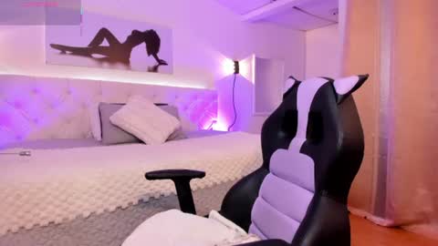 Snapshot of houseigth_ chatting on June 23, 2026, 2:37 pm online show from June 23, 2026, 2:37 pm