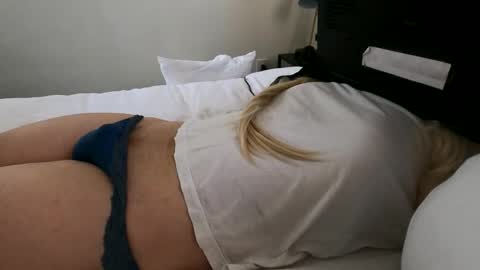 HugeCumshots online show from April 19, 2026, 3:33 pm