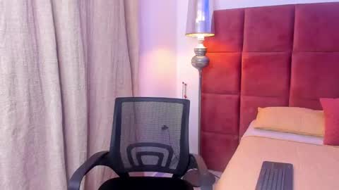 Snapshot of hugo_cano chatting on October 19, 2025, 2:34 am Hugo Cano online show from October 19, 2025, 2:34 am