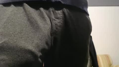 Big uncut cock dripping online show from November 25, 2025, 11:38 pm