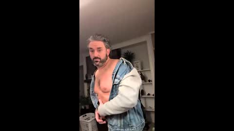 hungitalian40 online show from December 18, 2025, 10:21 am