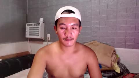 hunkylloyd online show from April 6, 2026, 4:46 am